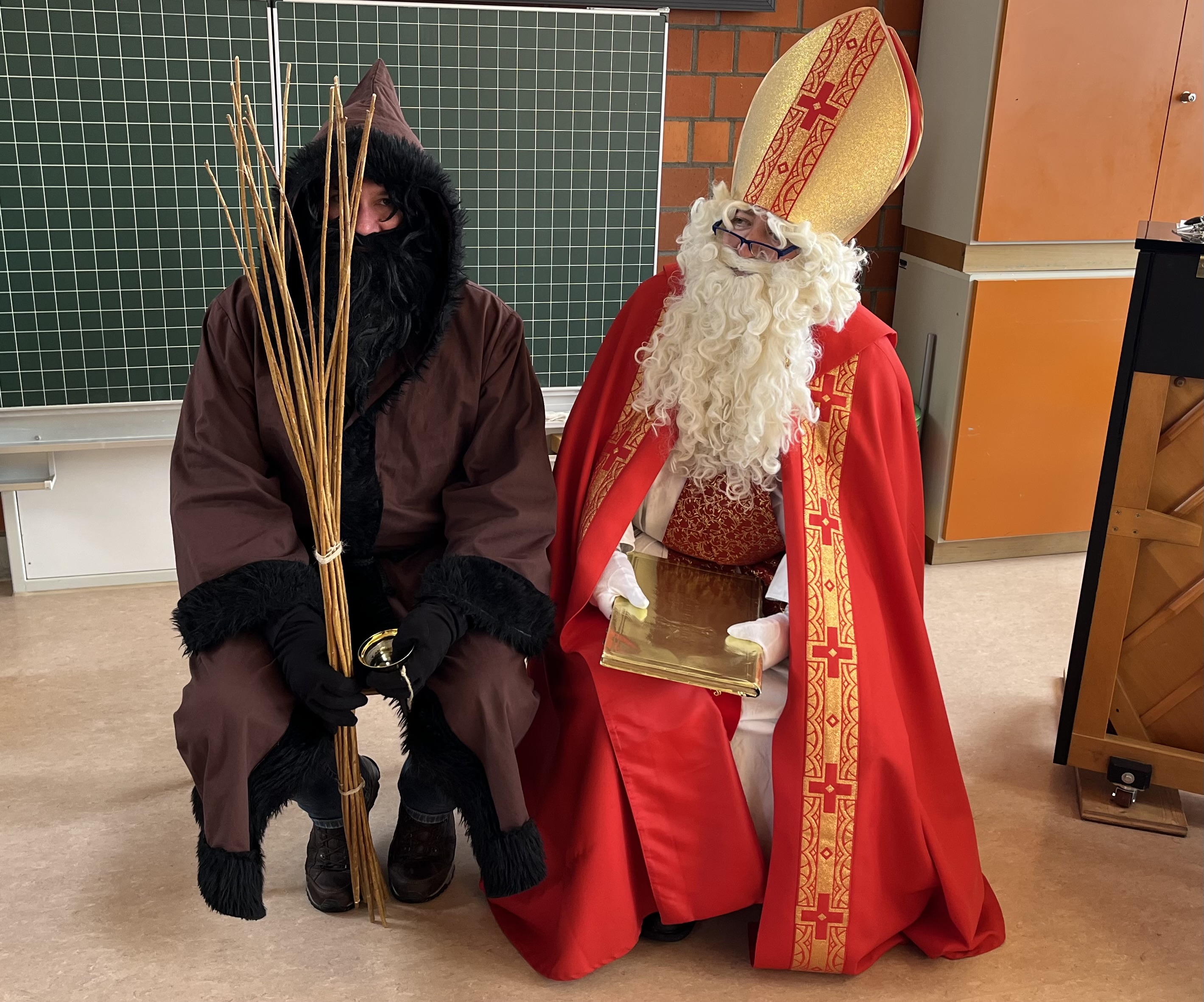 Nikolaus und Ruprecht kommen zur Nikolausfeier der Grundschule Wald